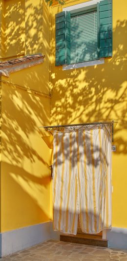 [2436x1125]建筑 楼房 黄色 阳光 苹果手机壁纸图片