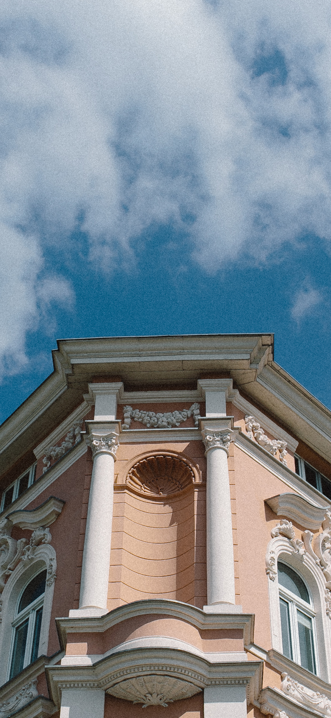 [2436×1125]建筑 欧洲 蓝天白云 城市 苹果手机壁纸图片