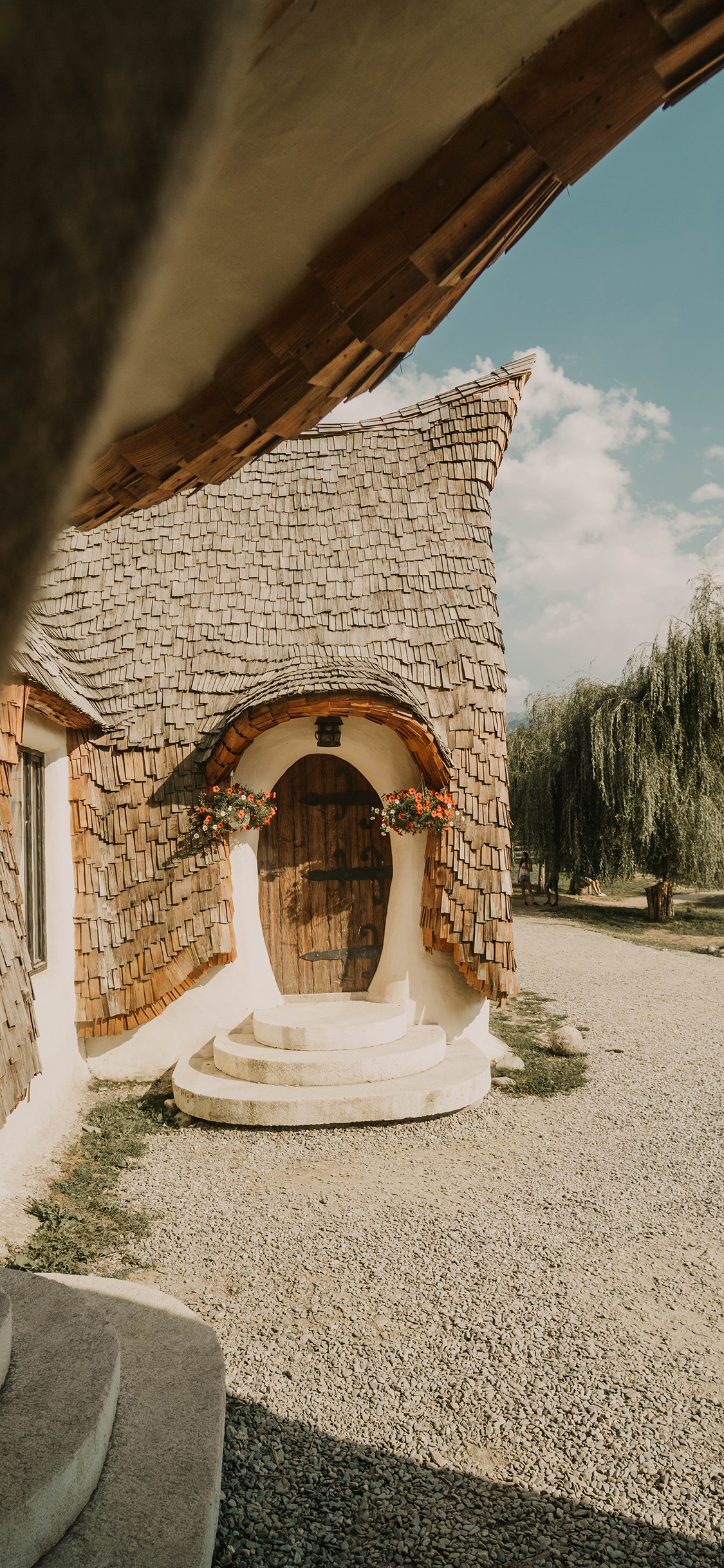 [2436×1125]建筑 特色 小屋 鲜花 苹果手机壁纸图片
