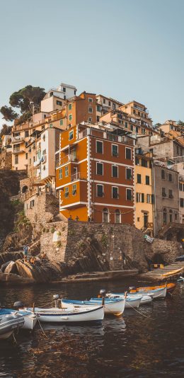 [2436x1125]建筑 船只 楼房 岸边 苹果手机壁纸图片