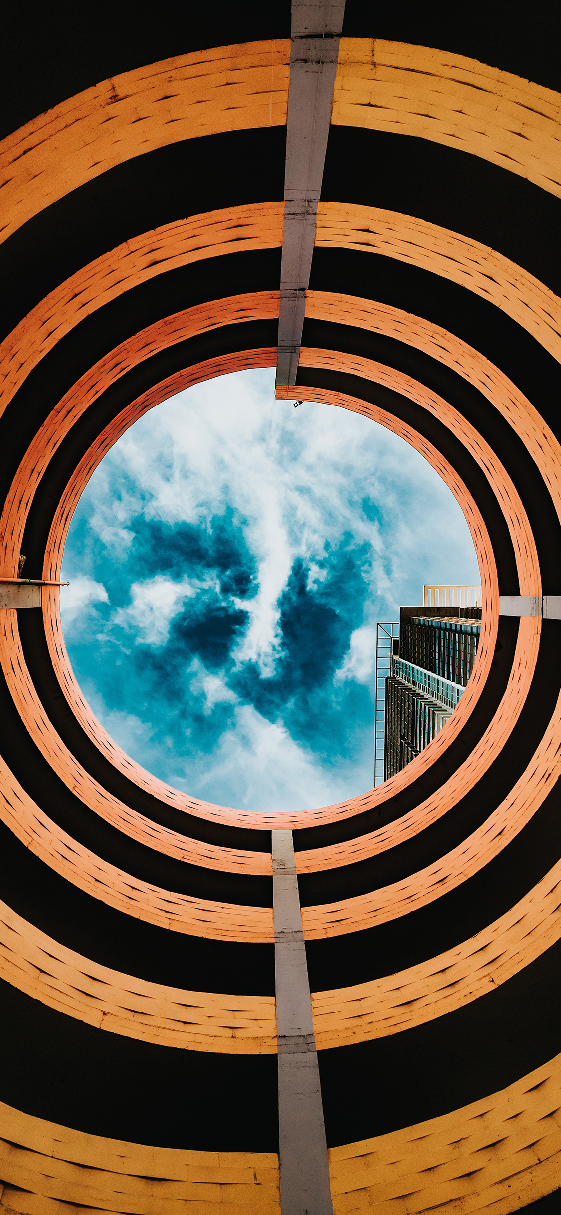 [2436×1125]建筑 螺旋 圆形 蓝天白云 苹果手机壁纸图片