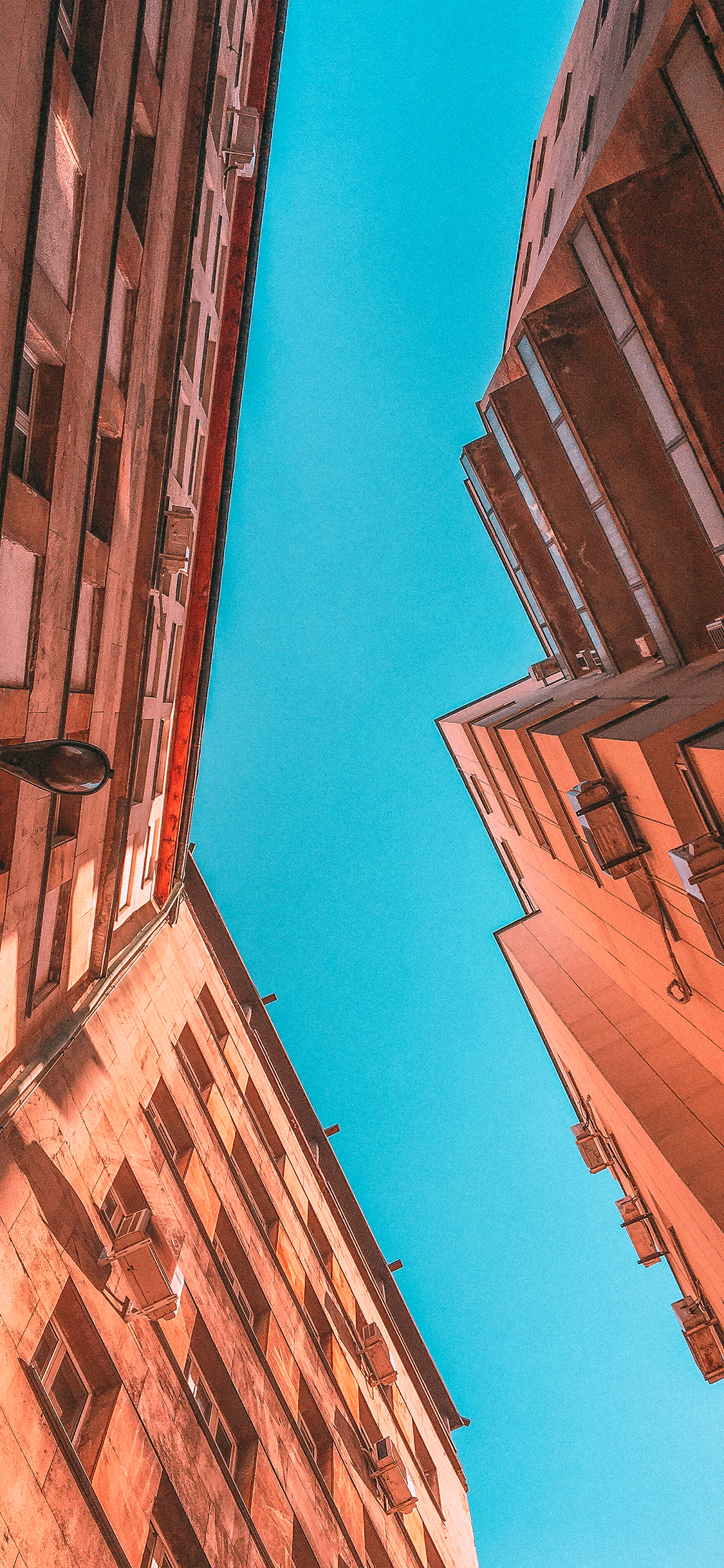 [2436×1125]建筑 路灯 天空 楼房 仰视 苹果手机壁纸图片