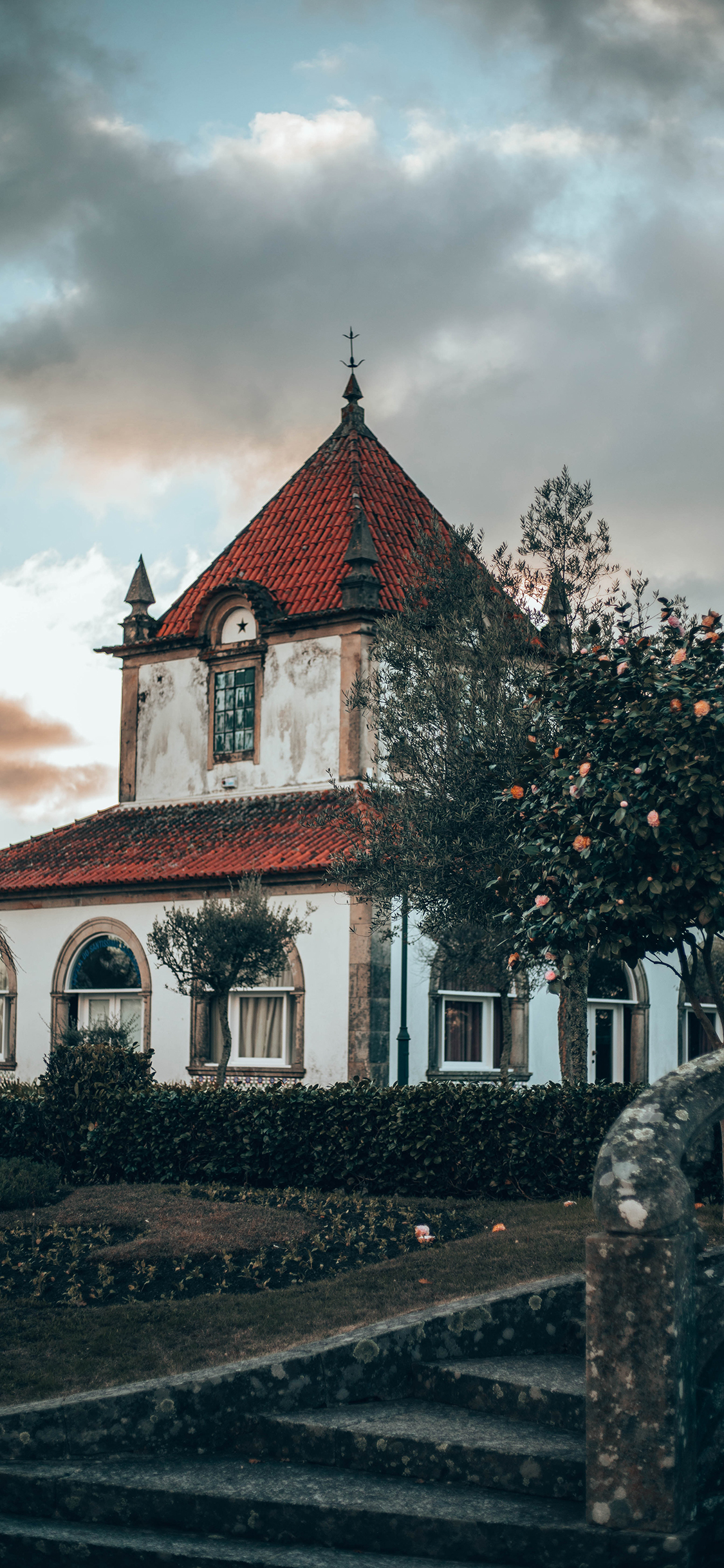 [2436×1125]建筑 郊外 庭院 教堂 苹果手机壁纸图片