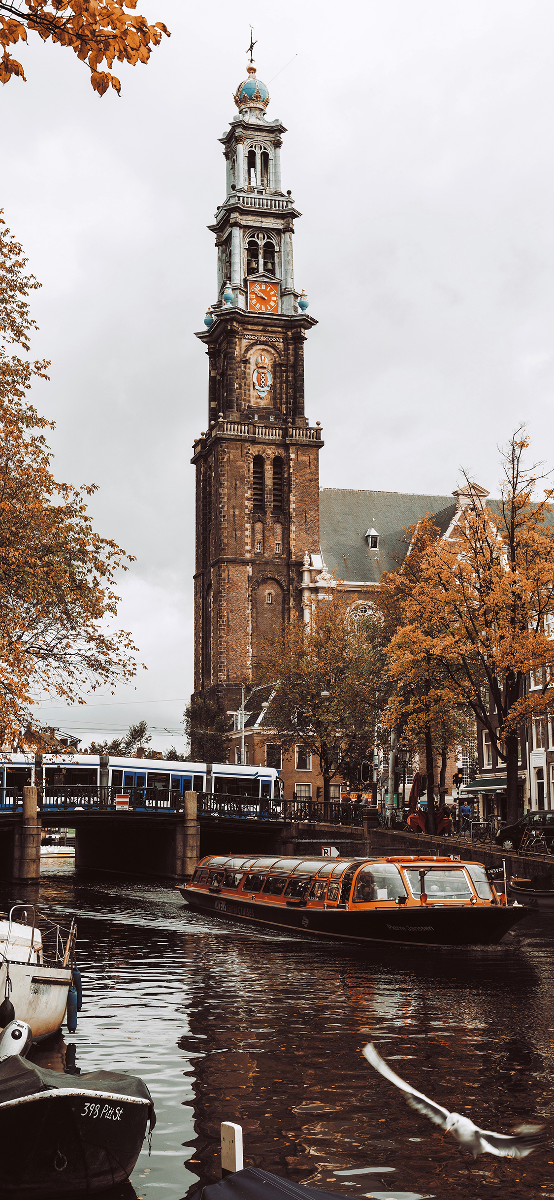 [2436×1125]异域 建筑 河流 船只 苹果手机壁纸图片