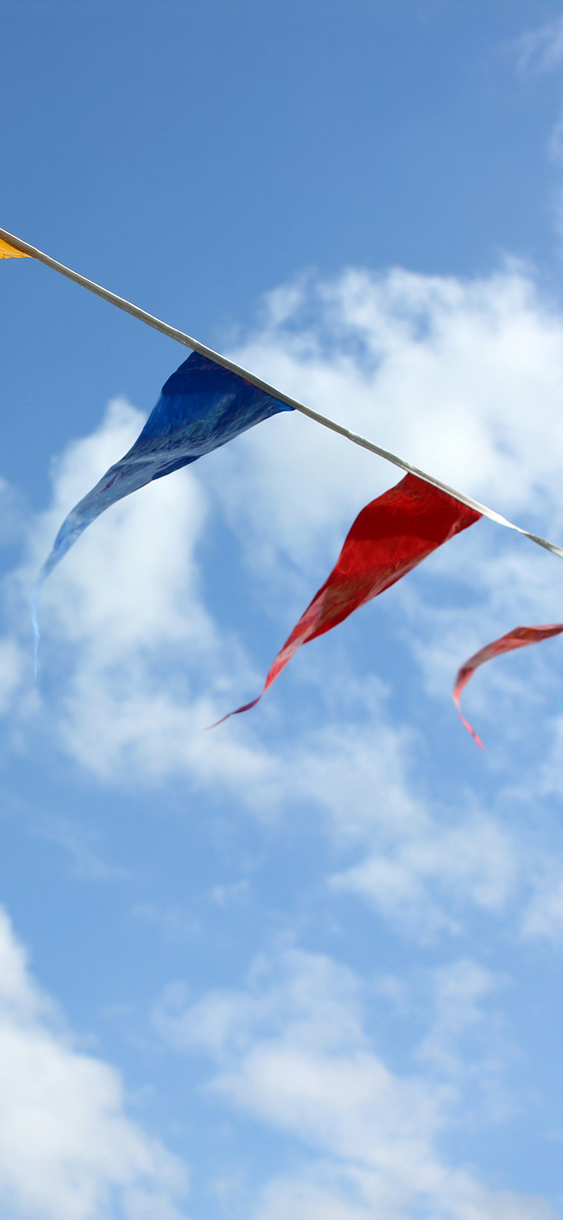 [2436×1125]彩旗 蓝天白云 飘 苹果手机壁纸图片