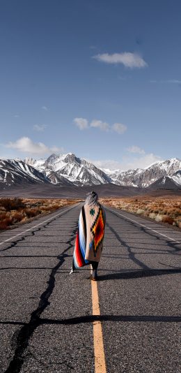 [2436x1125]徒行 背影 道路 山峰 苹果手机壁纸图片