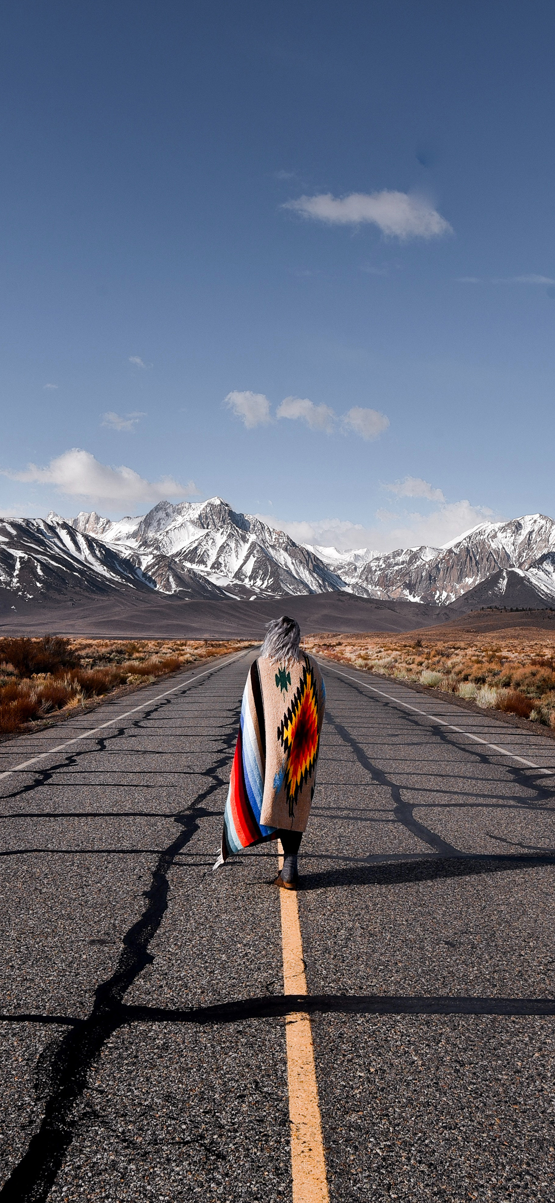 [2436×1125]徒行 背影 道路 山峰 苹果手机壁纸图片