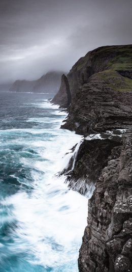 [2436x1125]悬崖 海浪 礁石 昏暗 苹果手机壁纸图片