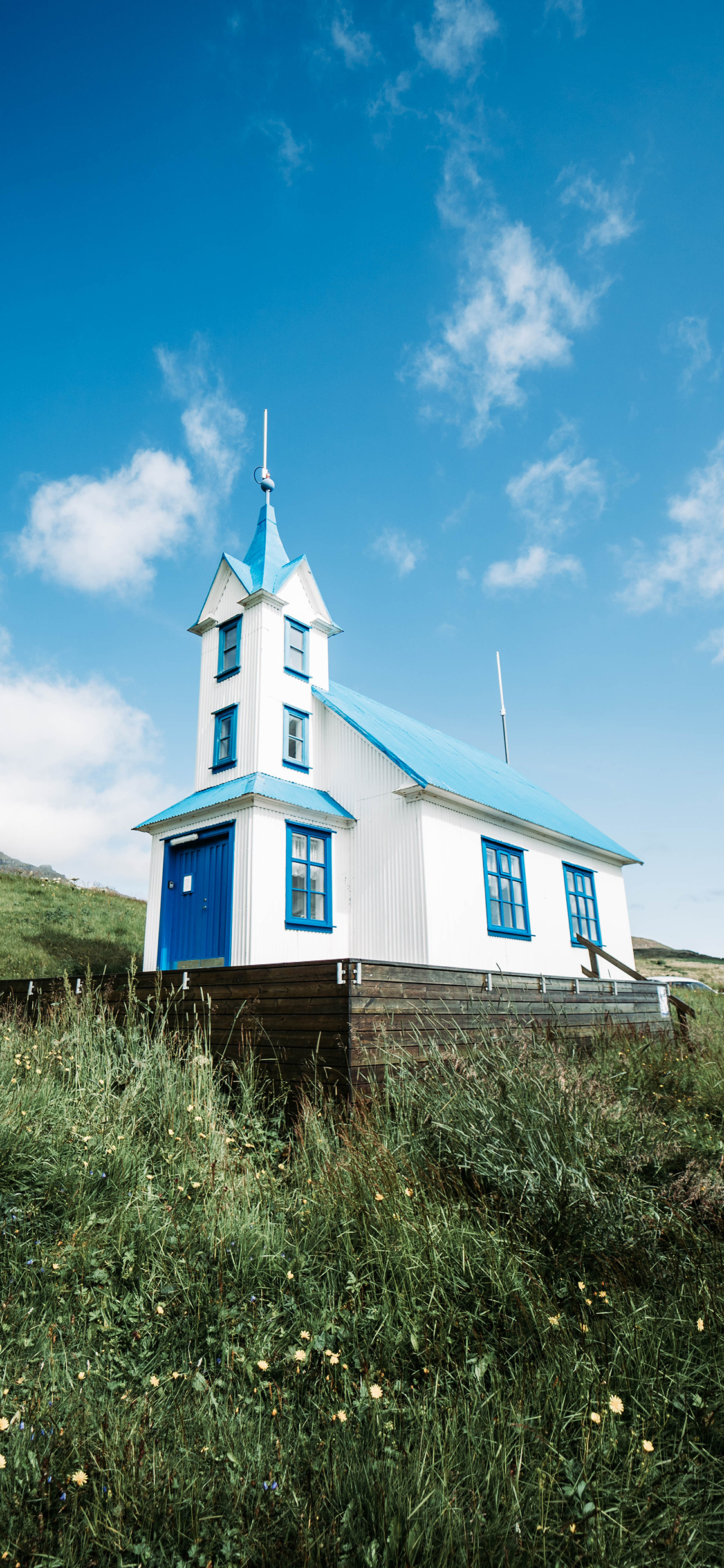 [2436×1125]房屋 唯美 蓝天 草地 苹果手机壁纸图片