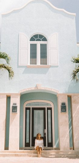 [2436x1125]房屋 建筑 装饰 女孩坐立台阶 苹果手机壁纸图片