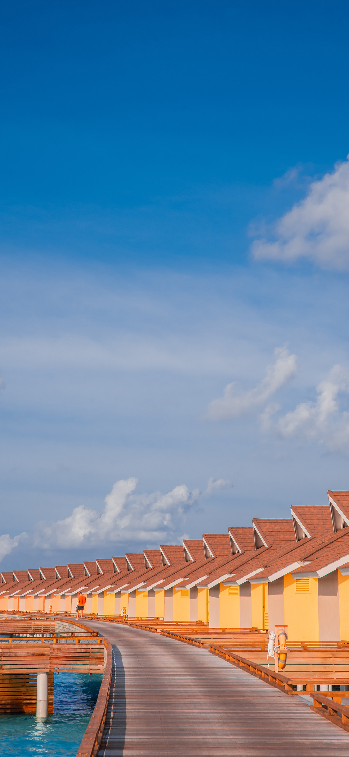 [2436×1125]房屋 排列 蓝天 白云 度假 苹果手机壁纸图片