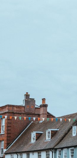 [2436x1125]房屋 欧洲 天空 建筑 城市 彩旗 苹果手机壁纸图片