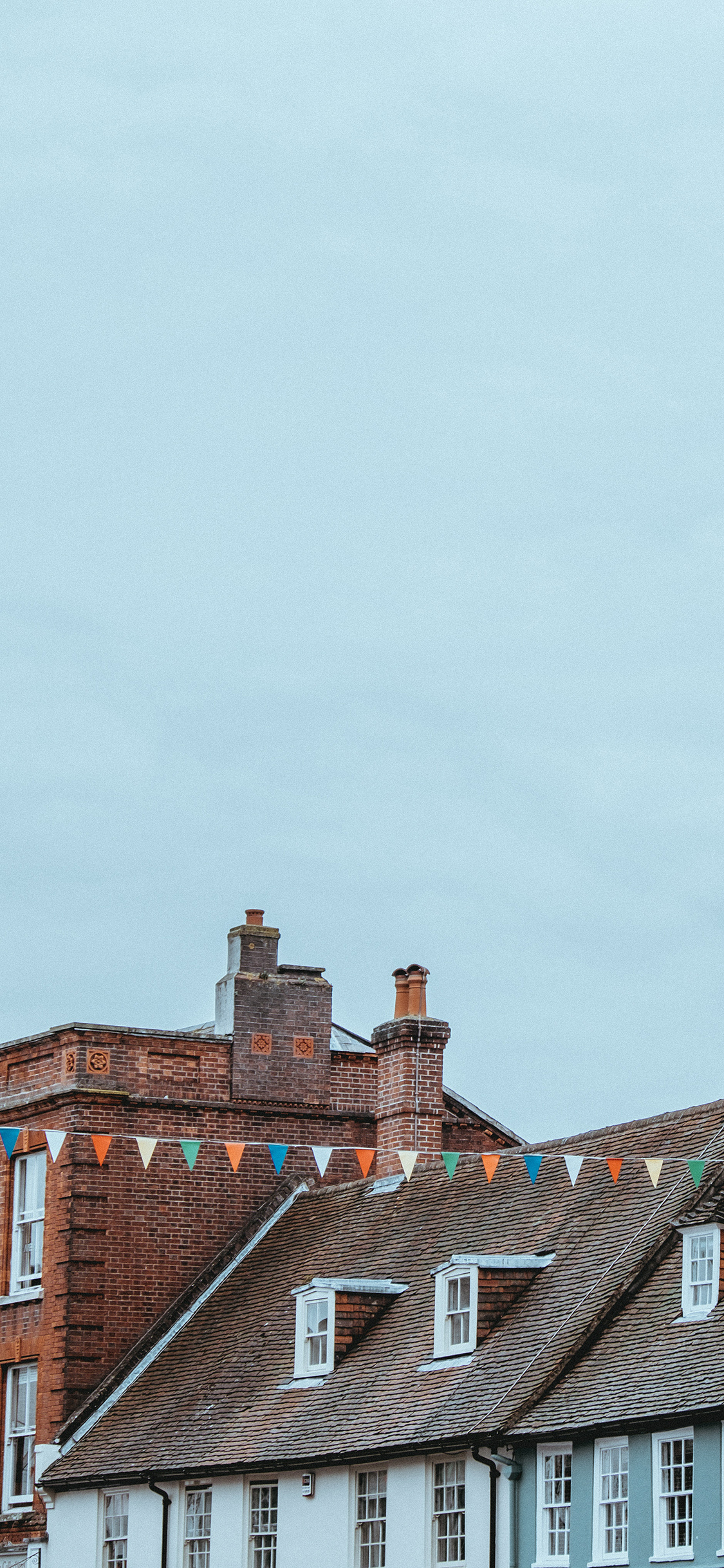 [2436×1125]房屋 欧洲 天空 建筑 城市 彩旗 苹果手机壁纸图片