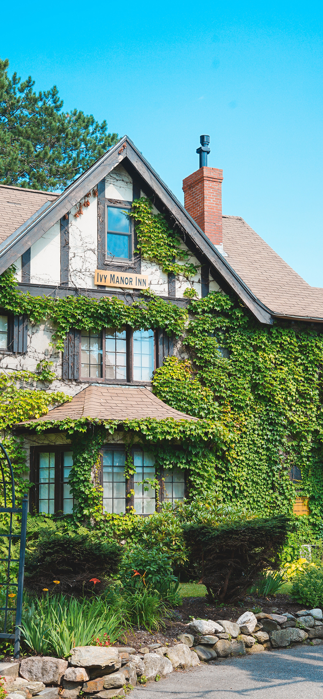 [2436×1125]房屋 藤蔓 建筑 清新 苹果手机壁纸图片