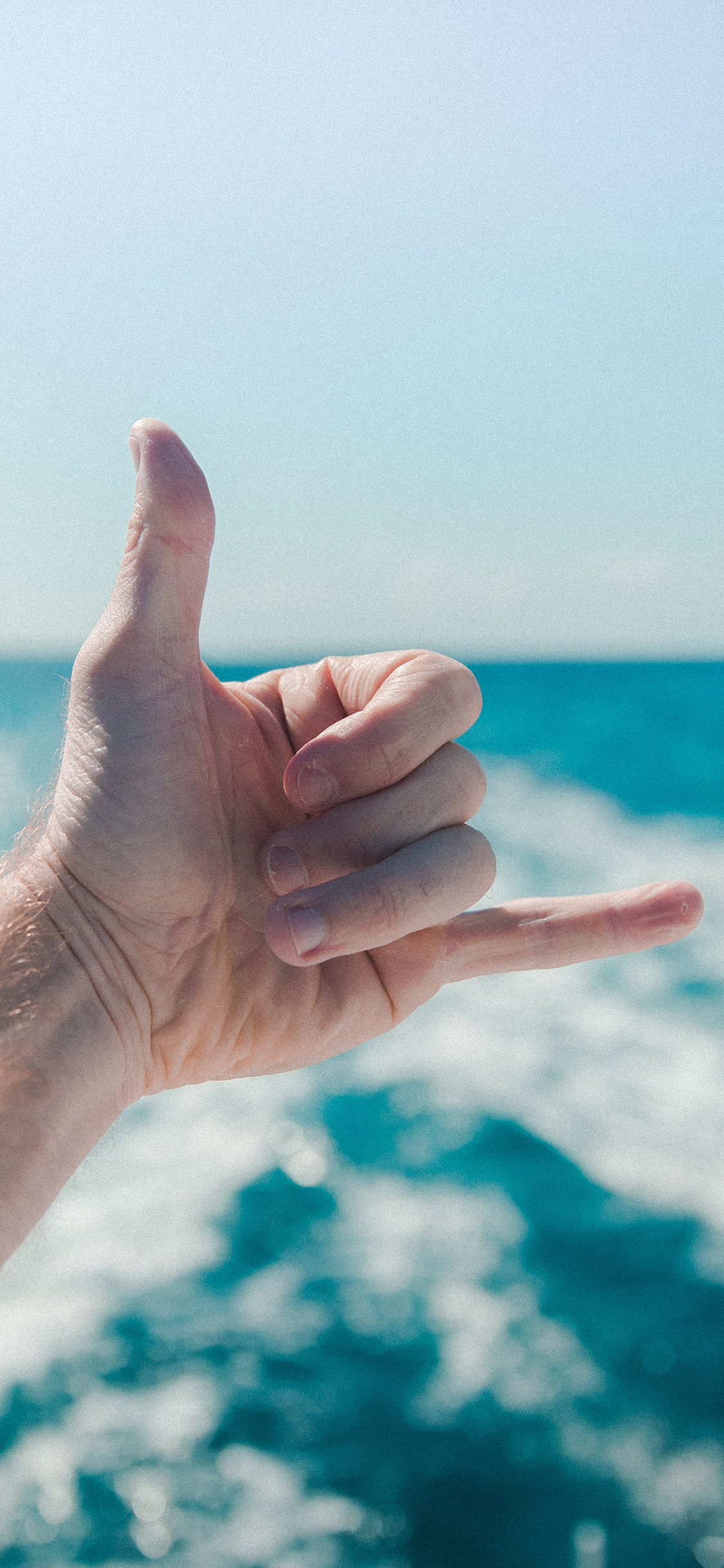 [2436×1125]手势 六 大海 手 海洋 苹果手机壁纸图片