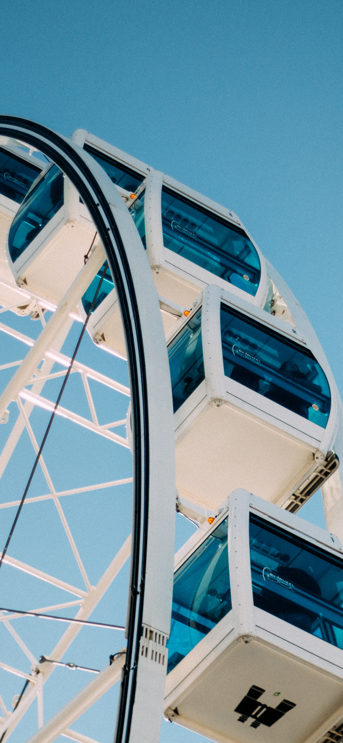 [2436×1125]摩天轮 蓝色 娱乐设施 旋转 苹果手机壁纸图片