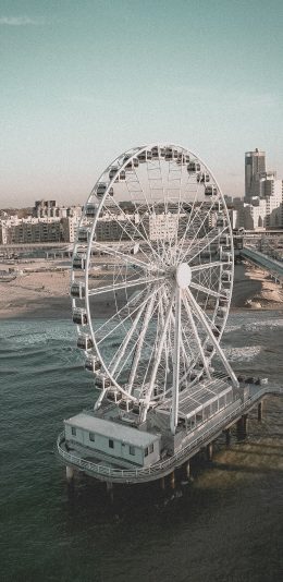 [2436x1125]摩天轮 设施 娱乐 海岸 钢筋建筑 苹果手机壁纸图片