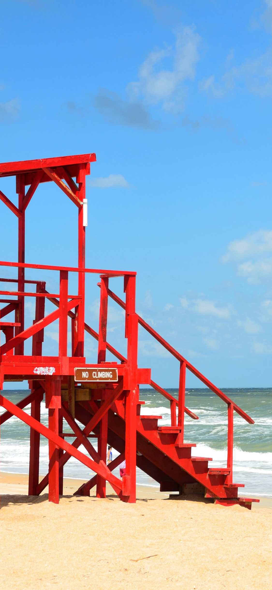 [2436×1125]救生台 蓝天 白云 大红 海边 苹果手机壁纸图片