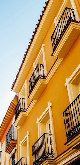 [2436x1125]旅店 城市 住宅 建筑 黄色 窗 阳台 苹果手机壁纸图片