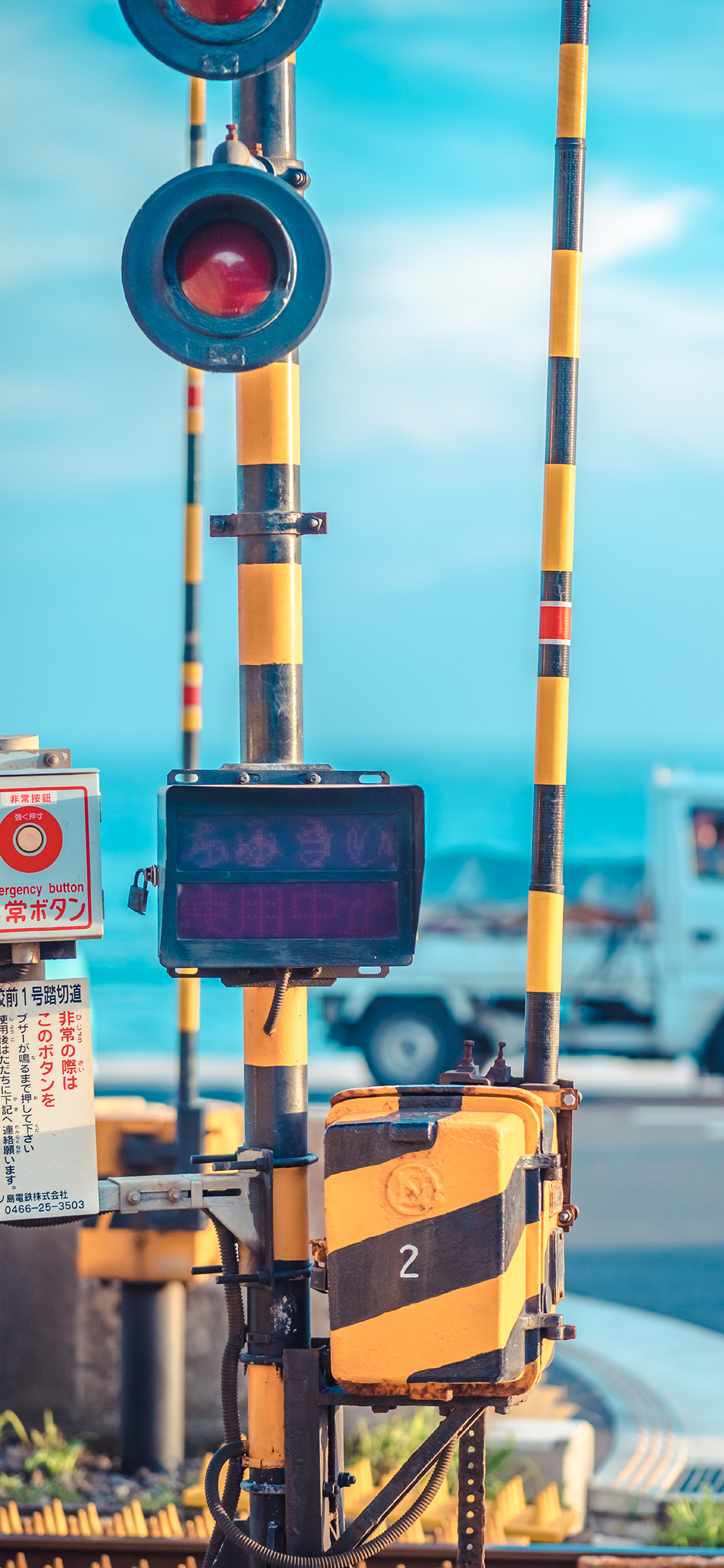 [2436×1125]日本 蓝色 街道 城市 火车 列车 苹果手机壁纸图片