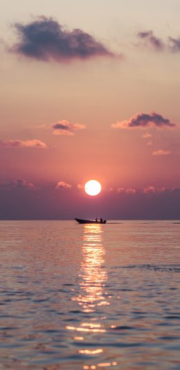 [2436x1125]日落 夕阳 海平面 船只 太阳 苹果手机壁纸图片
