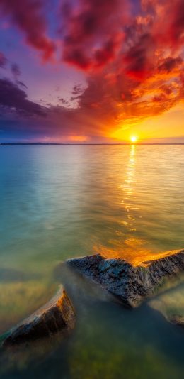 [2436x1125]日落 海平面 石块 彩霞 云彩 苹果手机壁纸图片