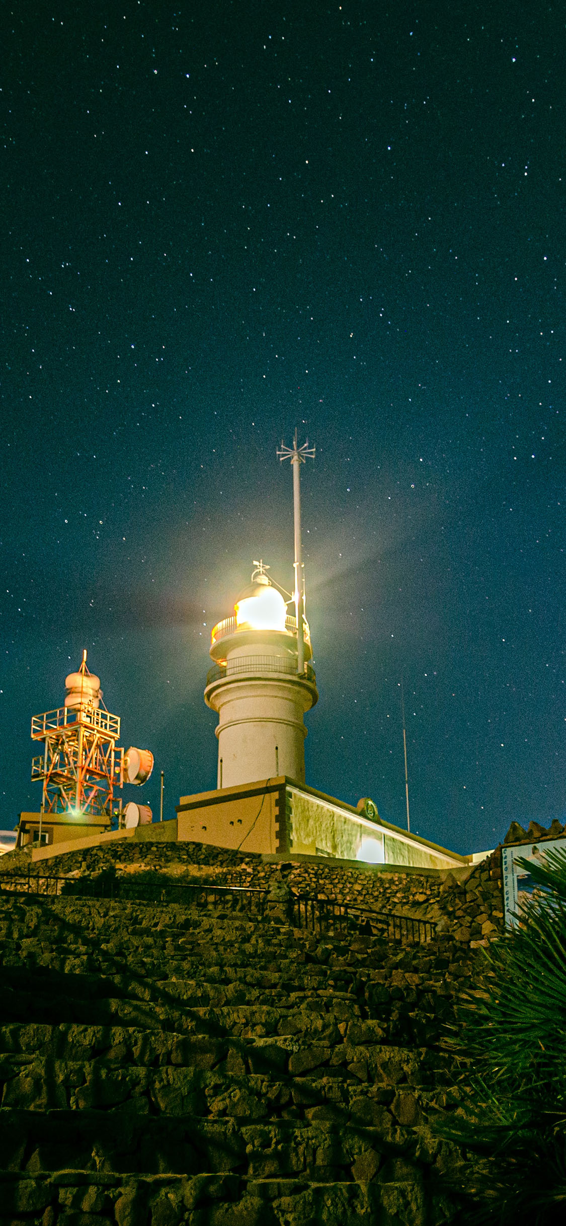 [2436×1125]星空 夜景 灯塔 灯光 苹果手机壁纸图片