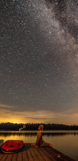 [2436x1125]星空美景 湖面 少年 小艇 苹果手机壁纸图片