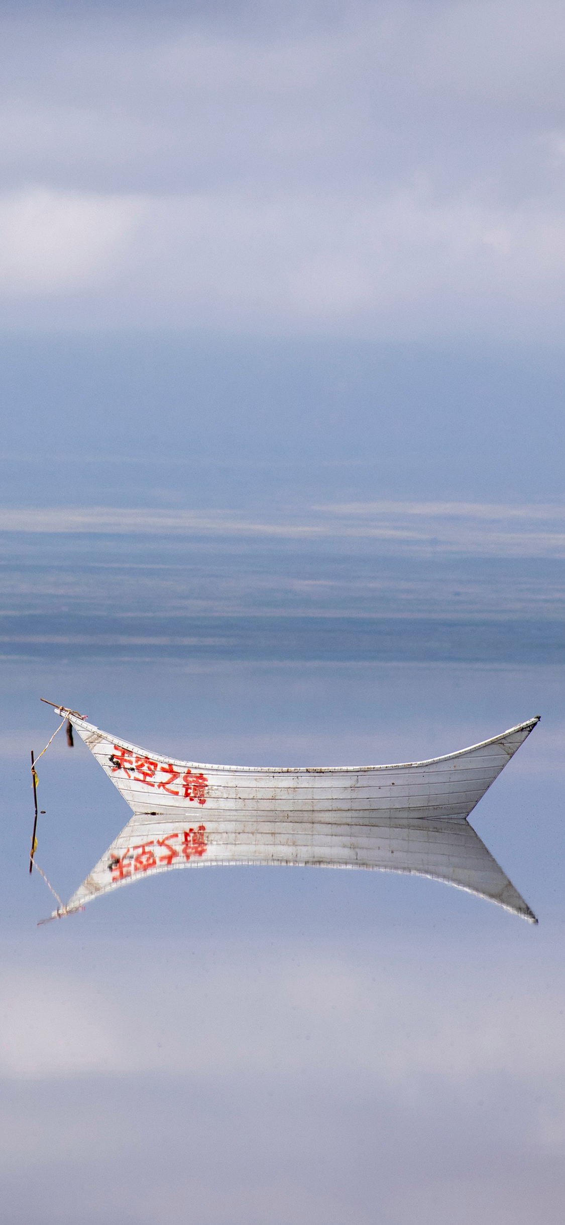 [2436×1125]景点 湖泊 倒映 船只 天空之镜 苹果手机壁纸图片