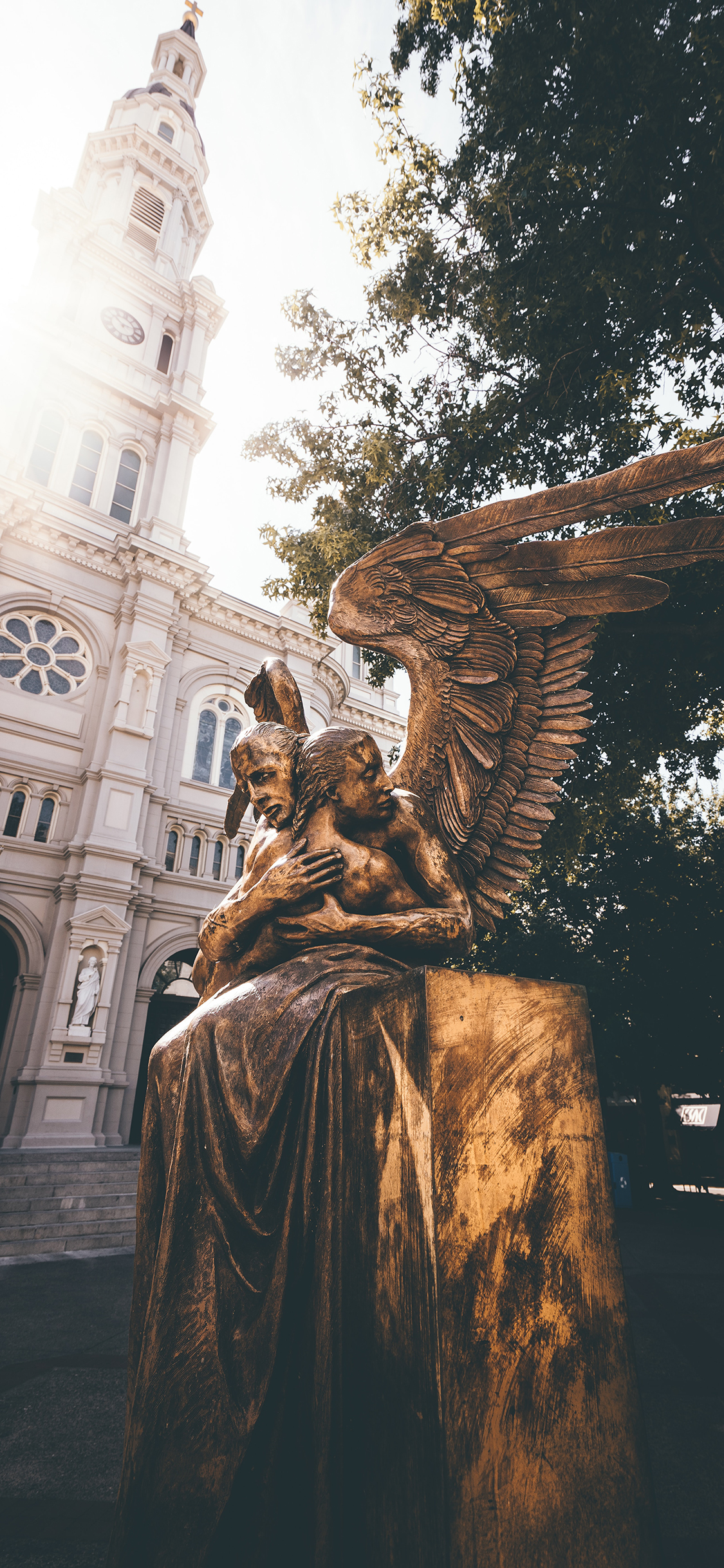 [2436×1125]景点 雕像 天使 拥抱 工艺 苹果手机壁纸图片