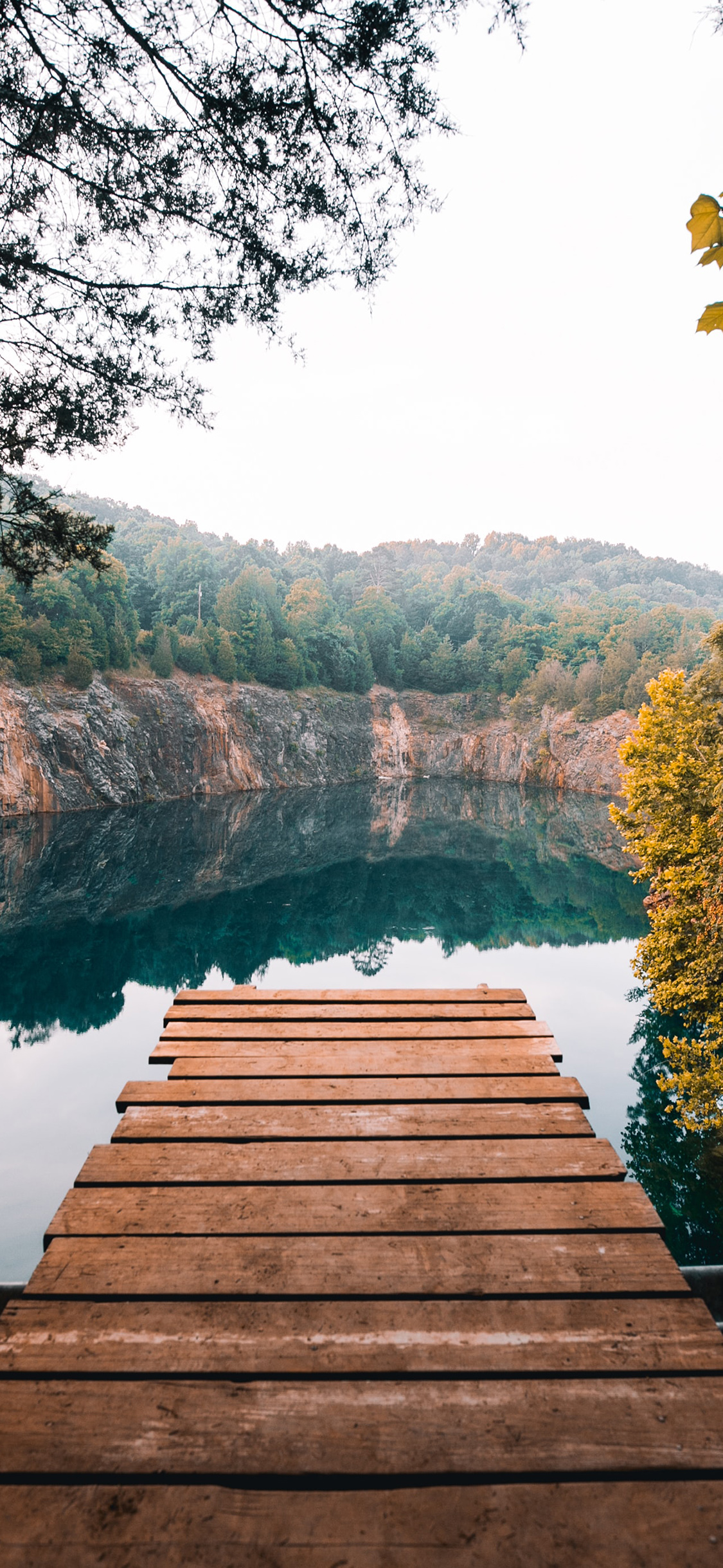 [2436×1125]景色 木桥 湖水 水面 苹果手机壁纸图片