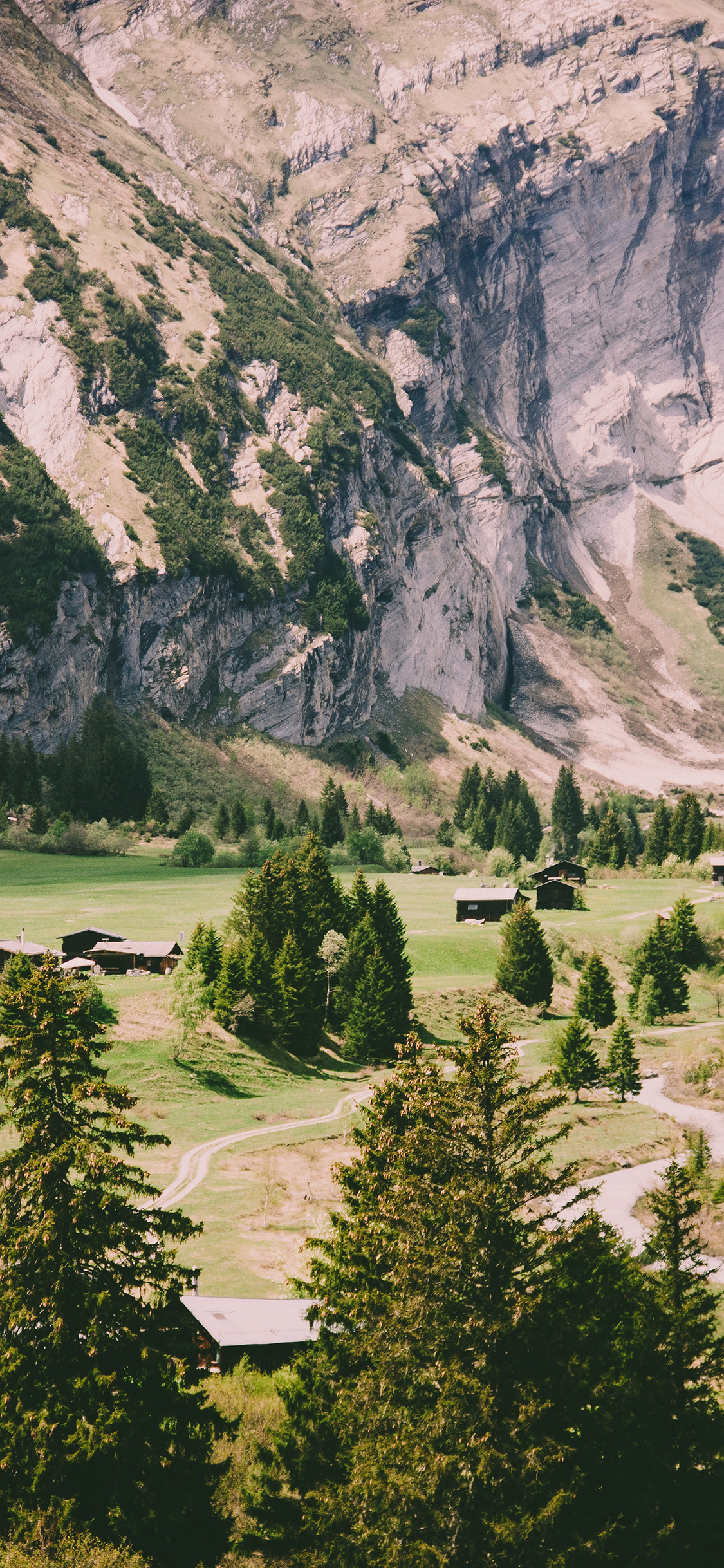 [2436×1125]景色 村庄 高山 树木 苹果手机壁纸图片