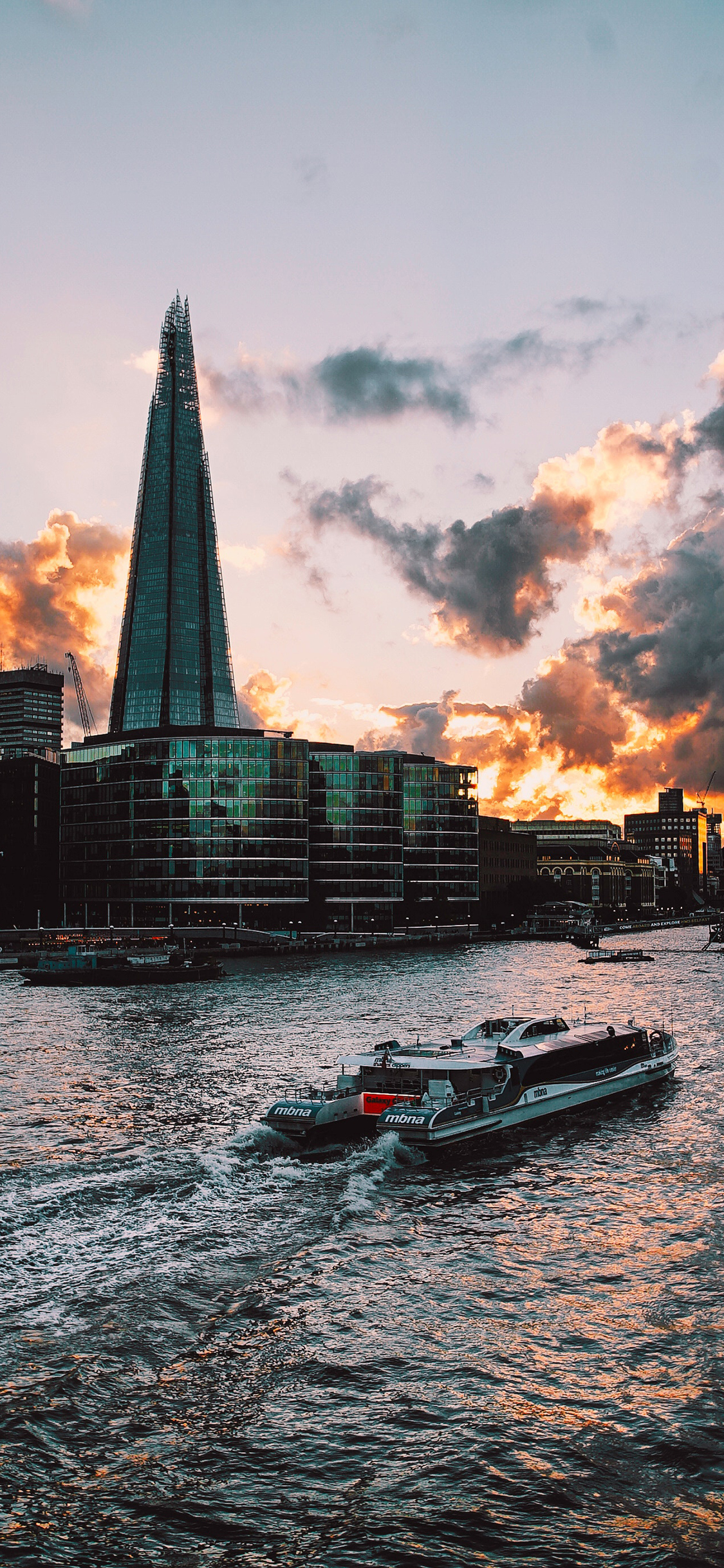 [2436×1125]景色 河岸 夕阳 城市 建筑 轮船 苹果手机壁纸图片