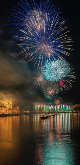 [2436x1125]景色 河面 烟花 绽放 苹果手机壁纸图片