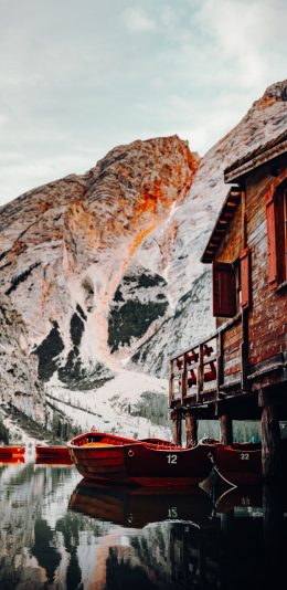 [2436x1125]景色 湖水 船只 木屋 高山 苹果手机壁纸图片