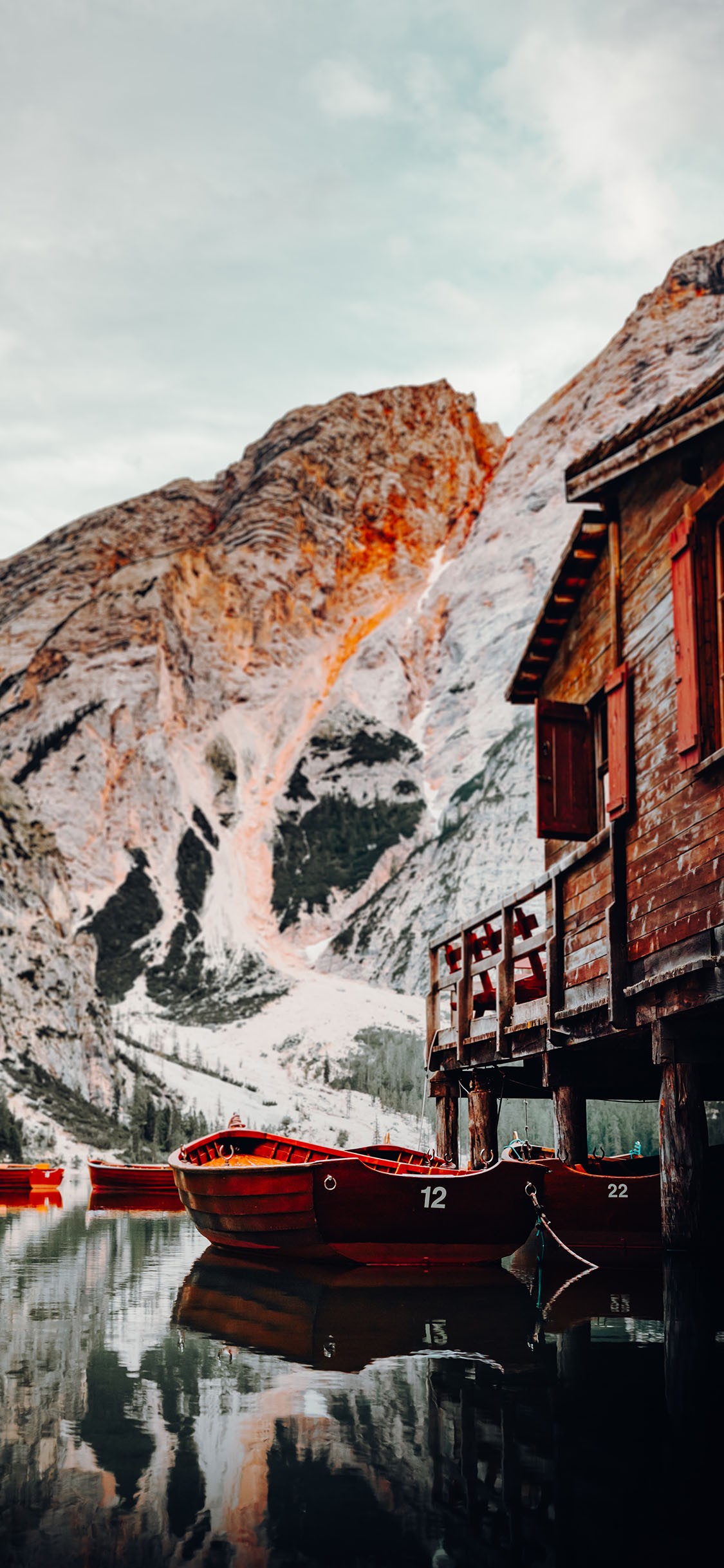 [2436×1125]景色 湖水 船只 木屋 高山 苹果手机壁纸图片