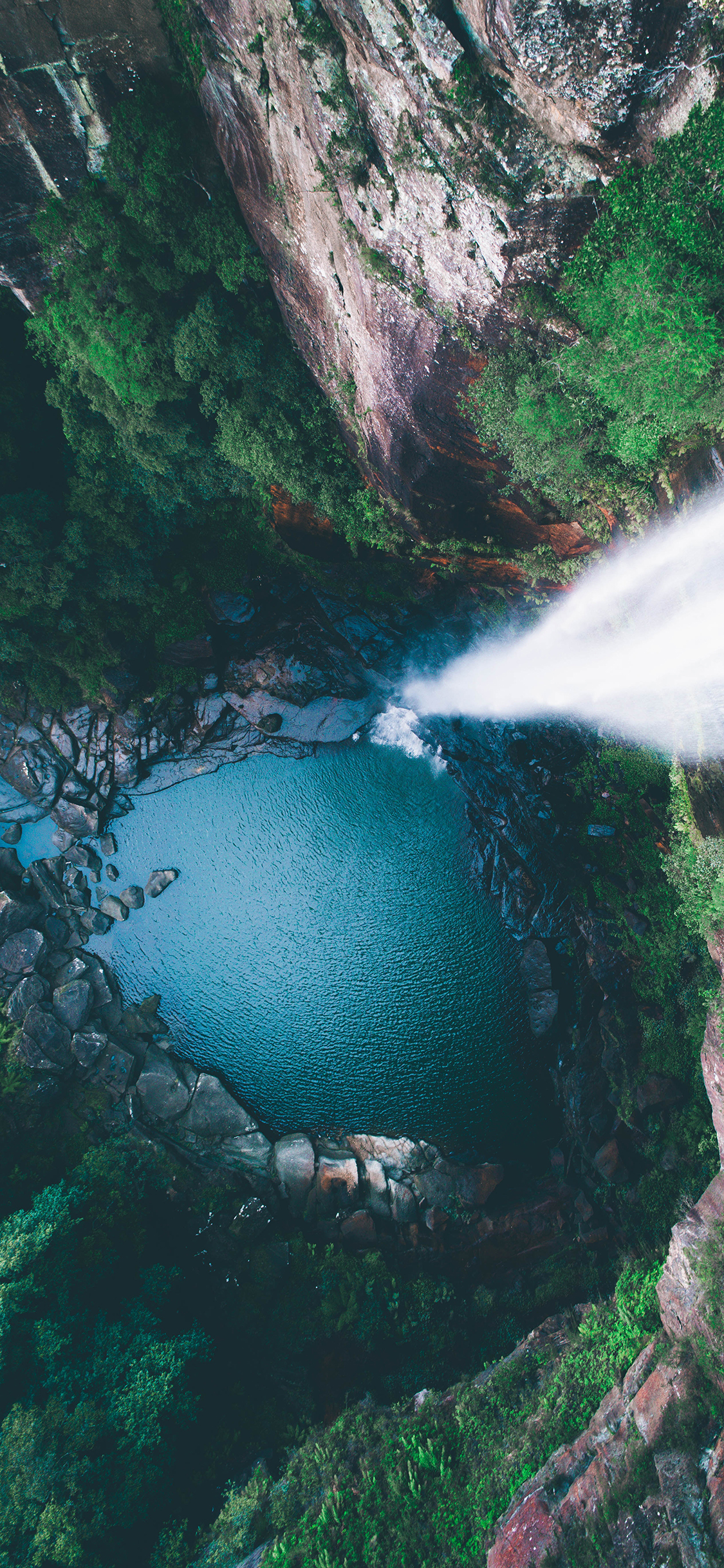 [2436×1125]景色 瀑布 水潭 峭壁 苹果手机壁纸图片