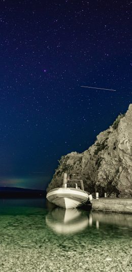 [2436x1125]景色 船只 夜晚 唯美 清澈 水面 星空 苹果手机壁纸图片