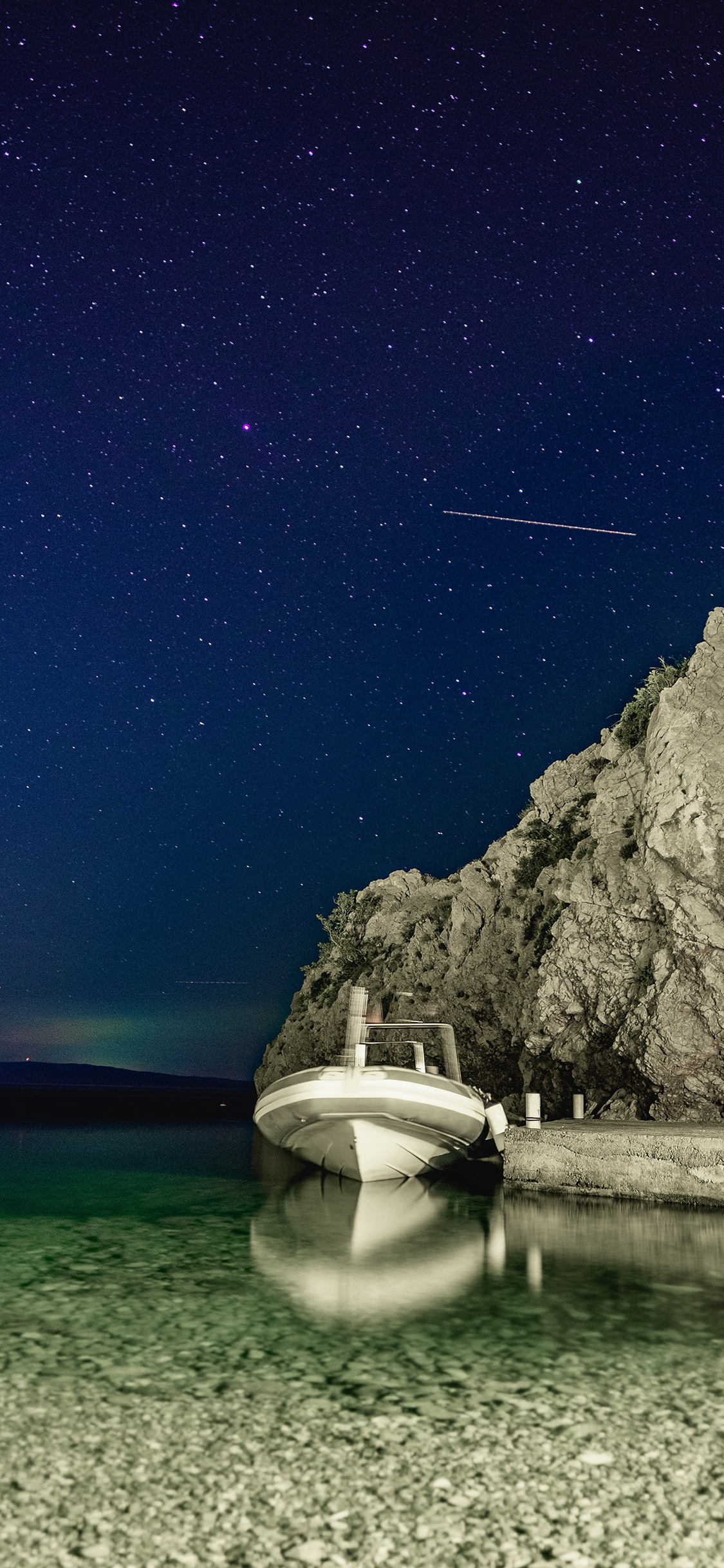 [2436×1125]景色 船只 夜晚 唯美 清澈 水面 星空 苹果手机壁纸图片