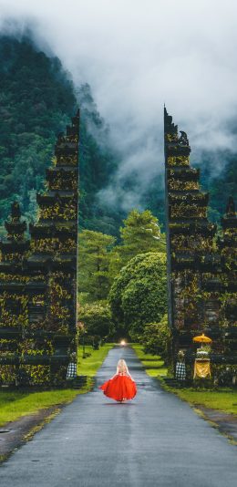 [2436x1125]景观 园林 植被 山林 女孩 背影 苹果手机壁纸图片