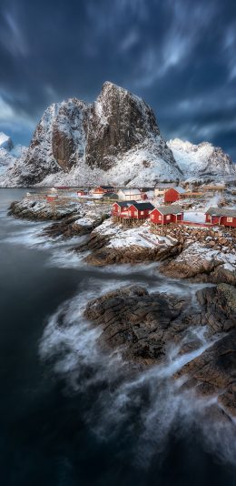 [2436x1125]景观 房屋 海浪 礁石 雪季 苹果手机壁纸图片