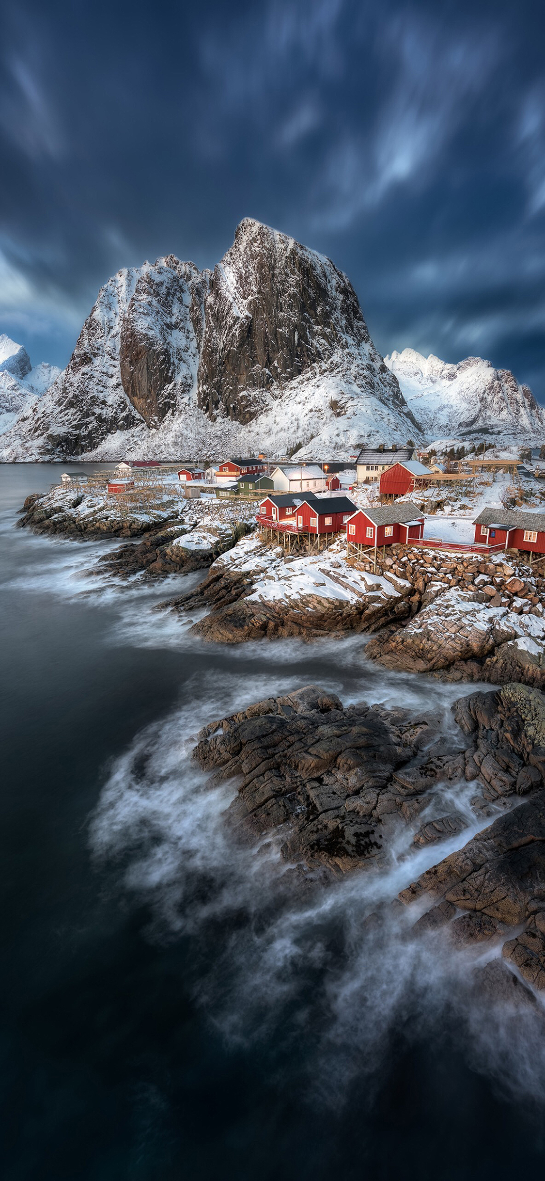 [2436×1125]景观 房屋 海浪 礁石 雪季 苹果手机壁纸图片