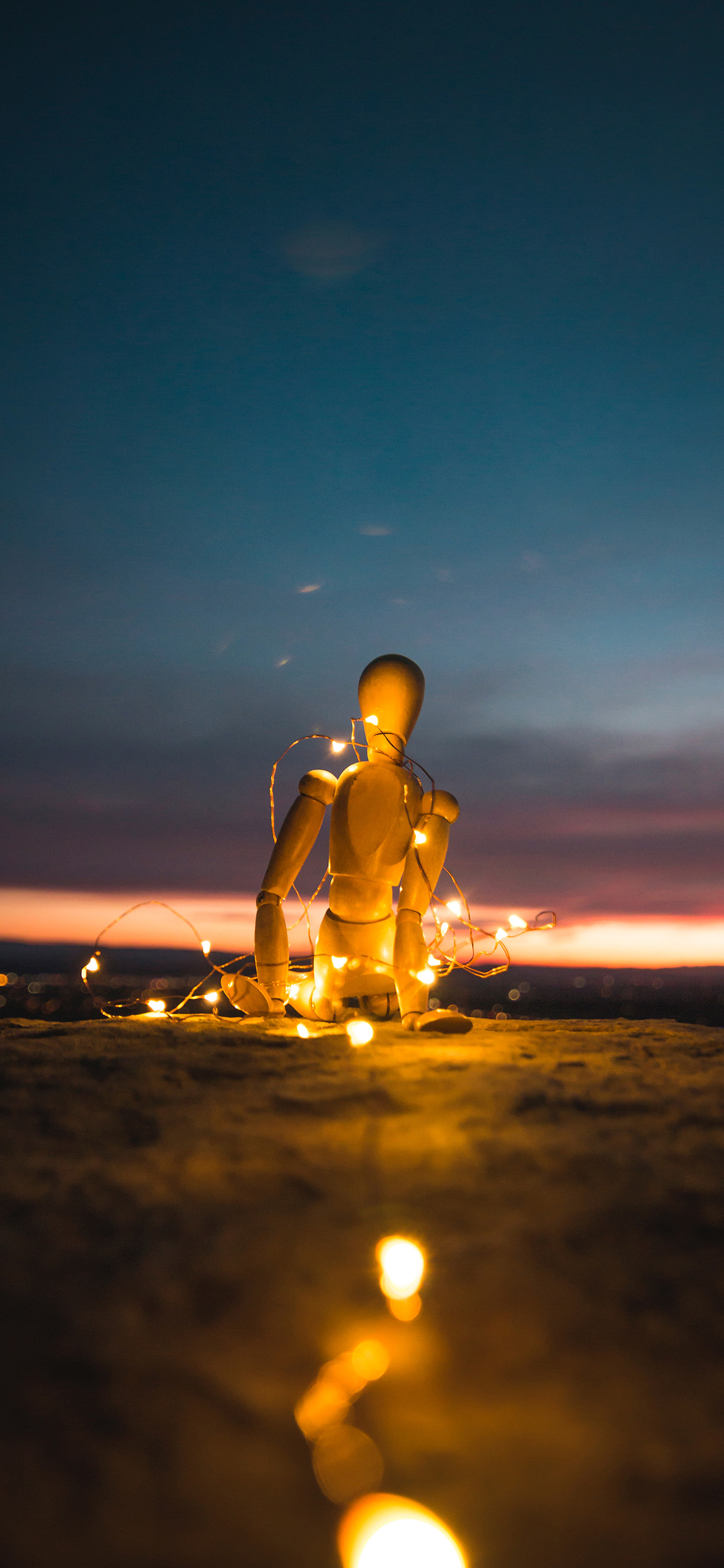 [2436×1125]木人 灯光 沙滩 创意 苹果手机壁纸图片