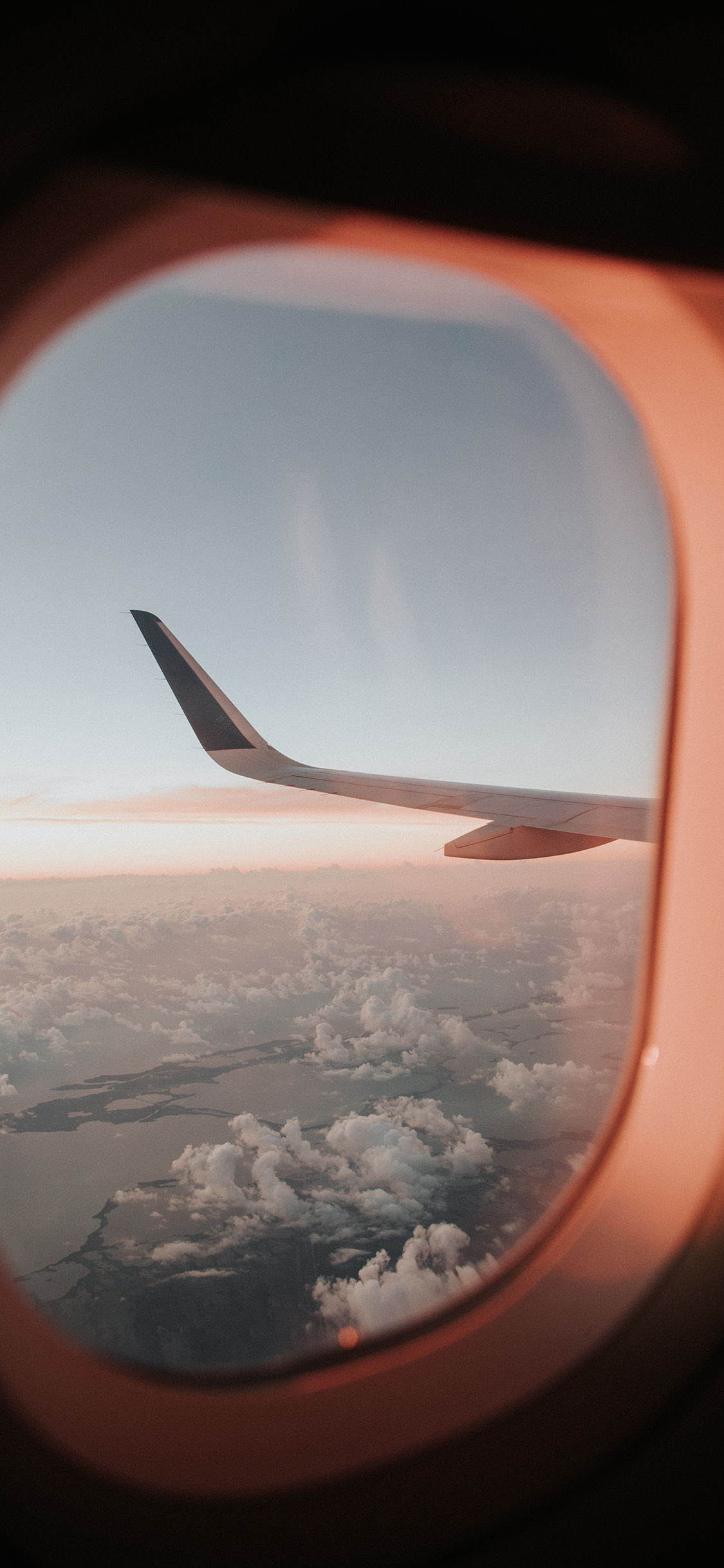 [2436×1125]机窗 飞机 机尾 云空 苹果手机壁纸图片