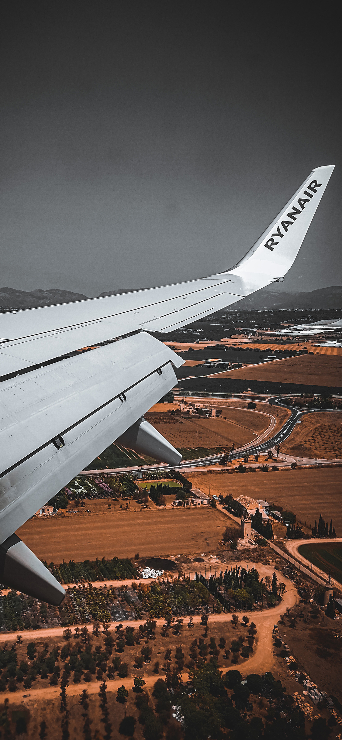 [2436×1125]机翼 飞机 飞行 航空 田野 苹果手机壁纸图片