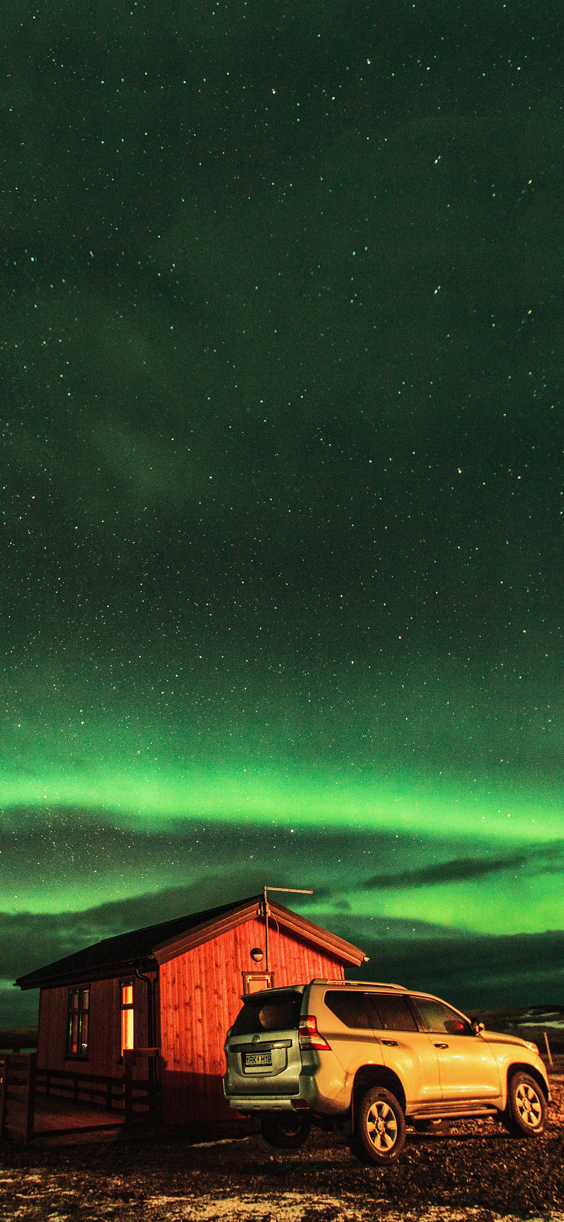 [2436×1125]极光 自然 绿色 木屋 车辆 苹果手机壁纸图片