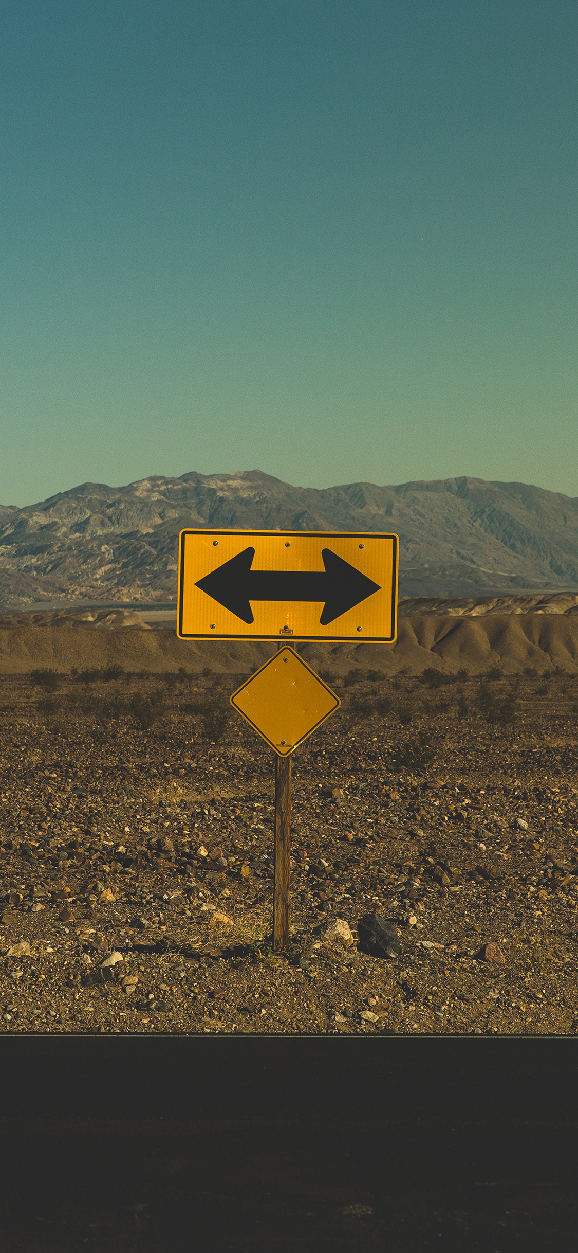 [2436×1125]标志 箭头 公路 黄色 方向 路牌 苹果手机壁纸图片