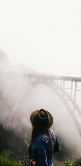 [2436x1125]桥 背影 女孩 旅行 云雾 朦胧 山 苹果手机壁纸图片