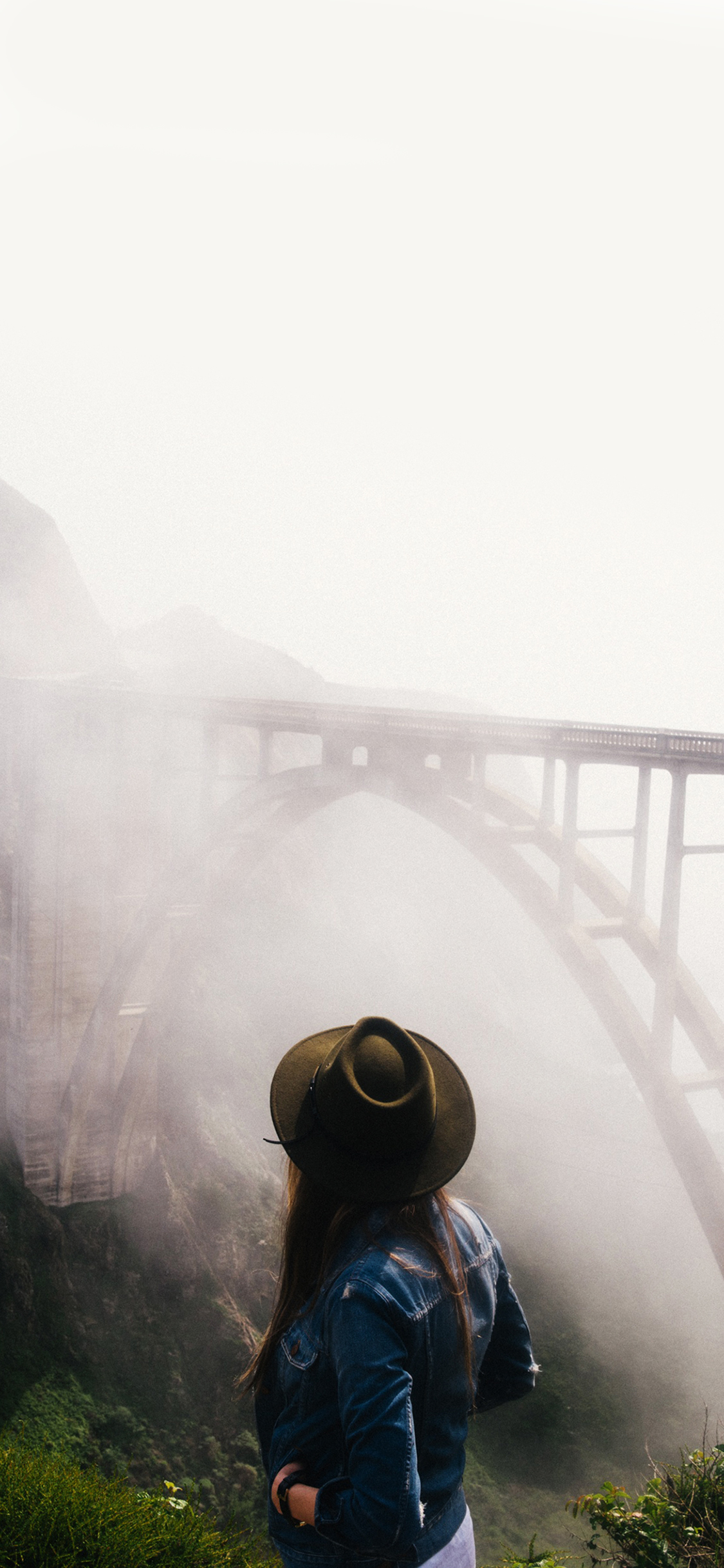 [2436×1125]桥 背影 女孩 旅行 云雾 朦胧 山 苹果手机壁纸图片
