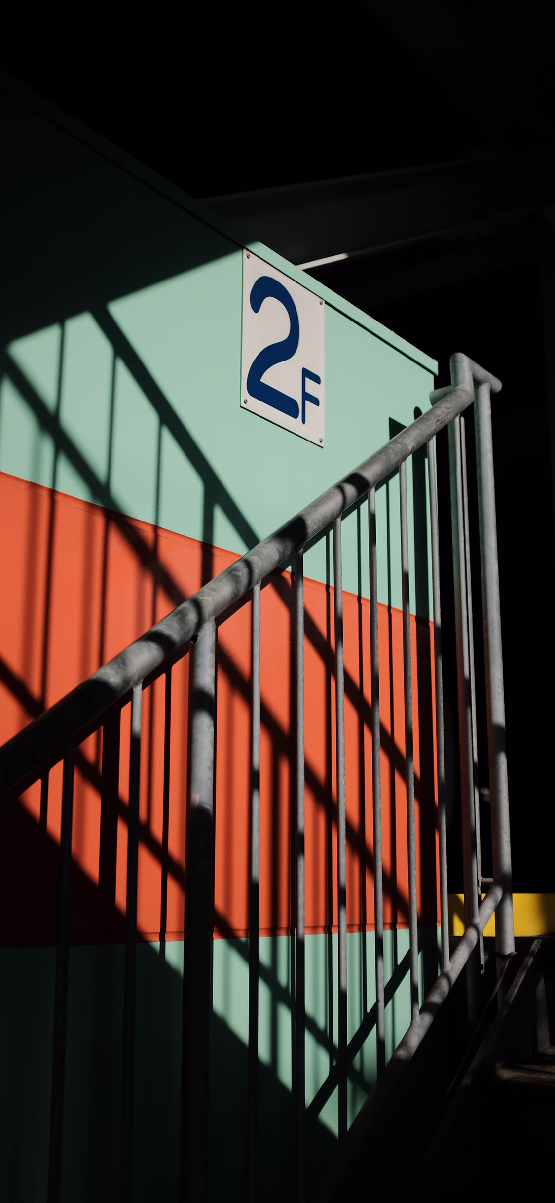 [2436×1125]楼梯 角落 二楼 阳光 苹果手机壁纸图片